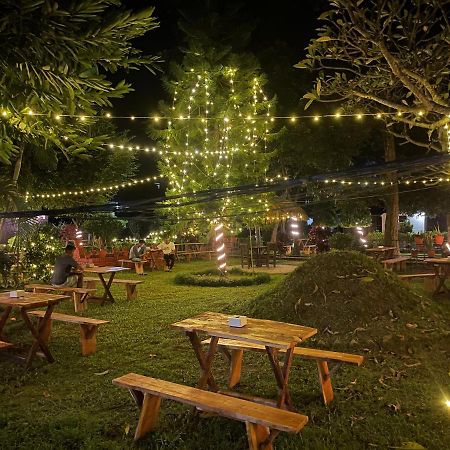 Hotel Tharu Garden And Beer Bar チトワン エクステリア 写真