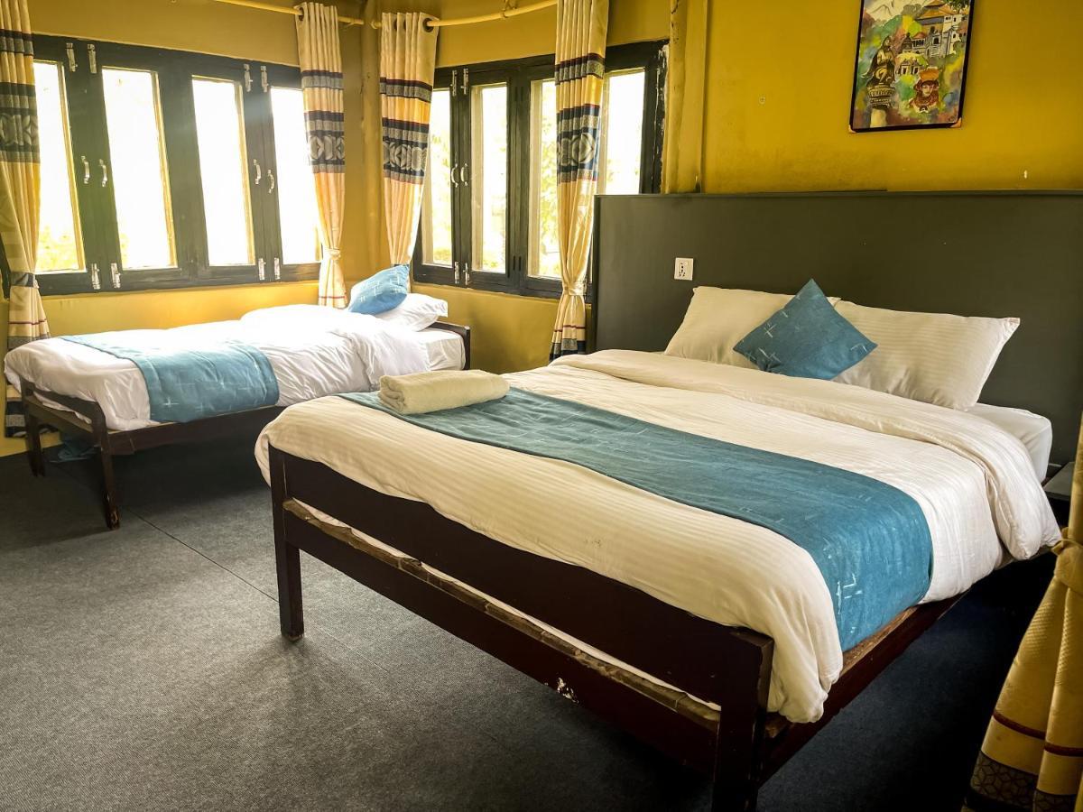 Hotel Tharu Garden And Beer Bar チトワン エクステリア 写真