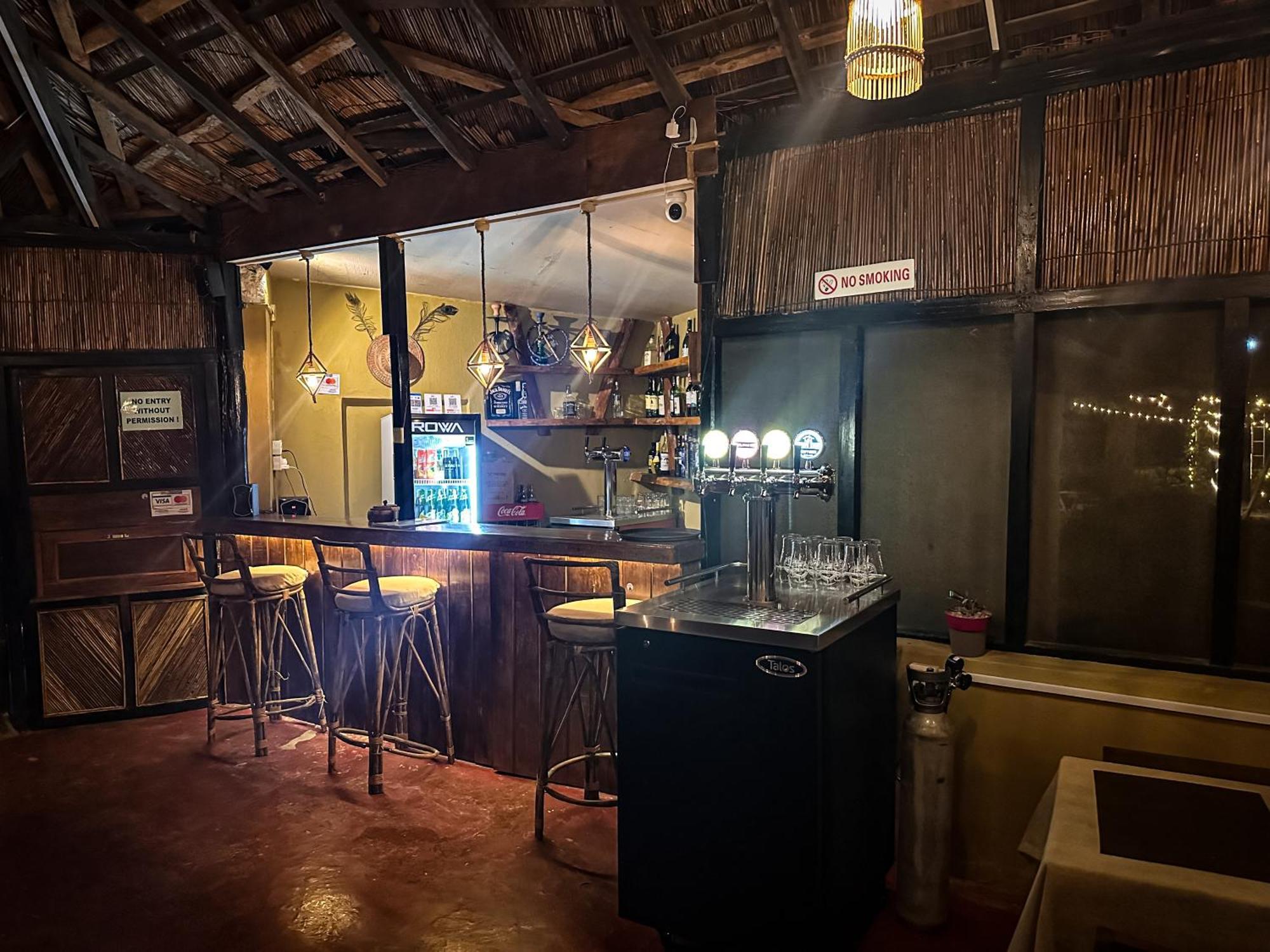 Hotel Tharu Garden And Beer Bar チトワン エクステリア 写真