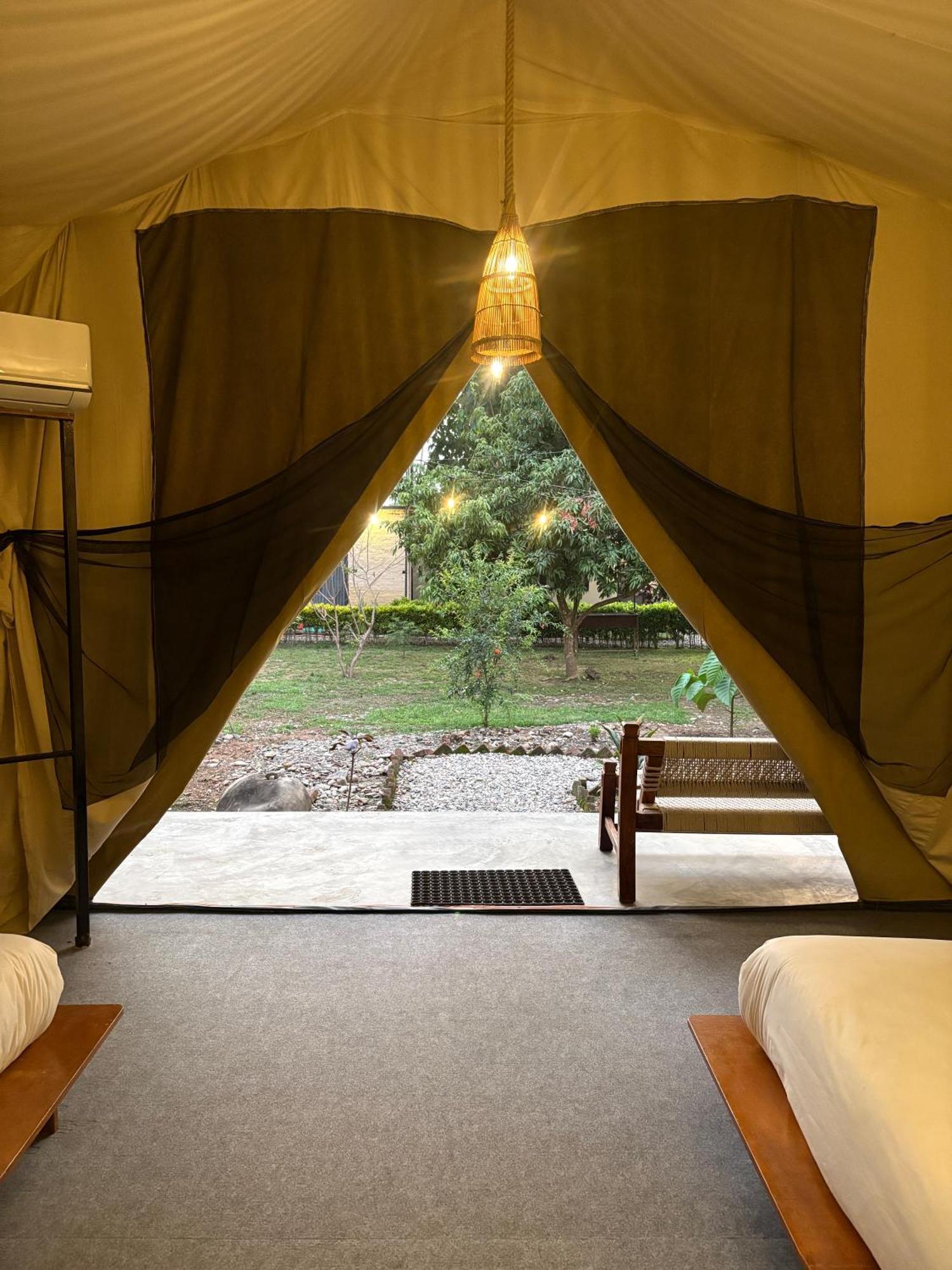 Hotel Tharu Garden And Beer Bar チトワン エクステリア 写真